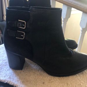 Naturalized black leather ankle boots *worn twice*